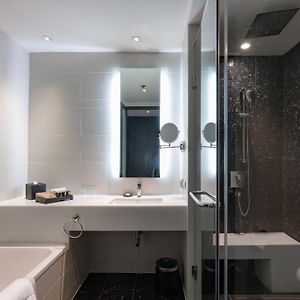 Executive Suite Lounge Access